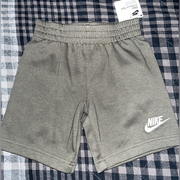 Boys NIKE 2 Piece Set Size 4 - Picture 8 of 8